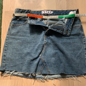jeanskjol  - / STAY jeanskjol, storlek M. Knappt använd och i mycket fint skick. 