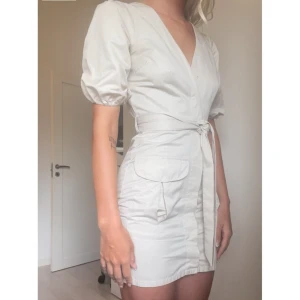 Beige klänning - Beige cargo klänning från Sara Sieppi kollektionen med NAKD. 