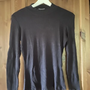 Tunt ribbad polotröja - Tunt ribbad polotröja från Only, storlek S, använd men i fint skick.