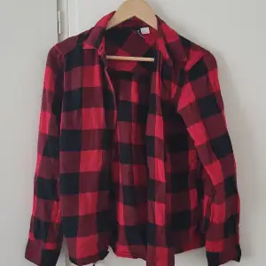 Röd flannelskjorta från HM, sparsamt använd och har hängt i min garderob hur länge som helst. Vissa sömmar har börjat gå upp/fransa (sista bilden) men det är absolut ingenting som märks. Storlek 34 (XS) 