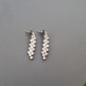 Örhängen - Fina örhängen men de är i silver vilket inte jag gillar på mig, det har aödrig blivit använda