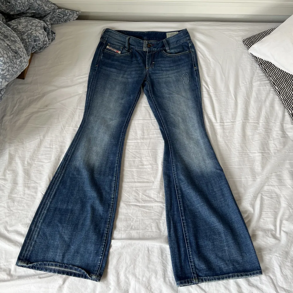 Lågmidjade perfekta bootcut jeans från Diesel! Lite rosa detaljer som ni ser på bild 2 och jättefina fickor där bak! W 29 och L 32<3. Jeans & Byxor.