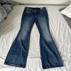 Diesel Jeans - Lågmidjade perfekta bootcut jeans från Diesel! Lite rosa detaljer som ni ser på bild 2 och jättefina fickor där bak! W 29 och L 32<3
