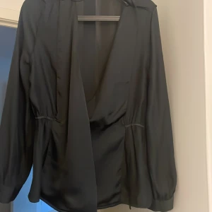 Svart blus - Jättefin Svart blus köpt second hand ifrån märket stockh LM,storlek S,knappt använd