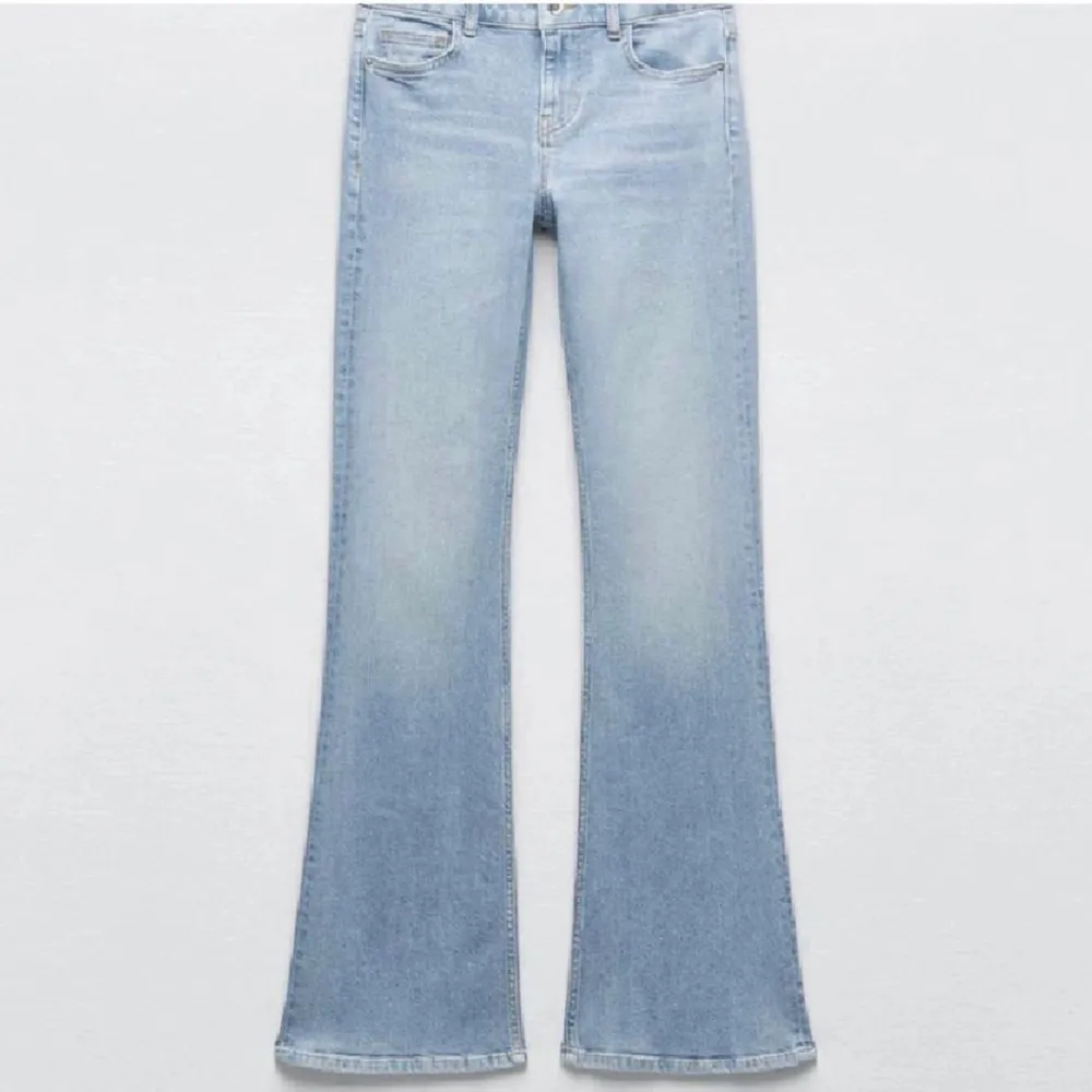 Ljusblå populära zar jeans köpta i julas. De är helt slutsålda. Avklippta i benen så skulle säga att längden passar 163-170cm. Annars är de använda 3 gånger. . Jeans & Byxor.