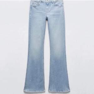 Ljusblå populära zar jeans köpta i julas. De är helt slutsålda. Avklippta i benen så skulle säga att längden passar 163-170cm. Annars är de använda 3 gånger. 