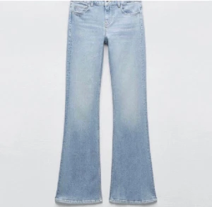 Zara jeans - Ljusblå populära zar jeans köpta i julas. De är helt slutsålda. Avklippta i benen så skulle säga att längden passar 163-170cm. Annars är de använda 3 gånger. 