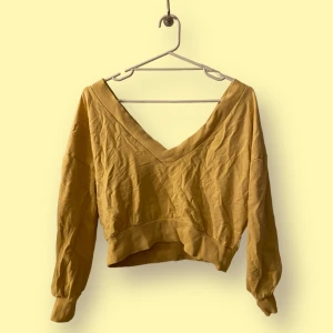 Offshoulder topp - Tyvärr är den lite för stor för mig (blir ”baggy”) även om den är i storlek XS. Skulle hävda att den är mer storlek S. Jättefin och skulle behöva strykas och sätter därför lägre pris men annars i jätte bra skick!! (100% Cotton)