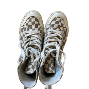 Rutiga sneakers med hög sula - Säljer dessa sneakers i strl 38, har inte så bra bilder men är någon intresserad kan jag lägga upp fler!