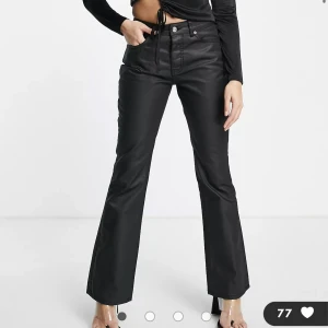 Matt lackade byxor - Byxor från ASOS. Har dom i två storlekar, se bild! Visar sig inte rättvisa på bild så använde en från tidigare order❤️ Skriv gärna vid frågor! 