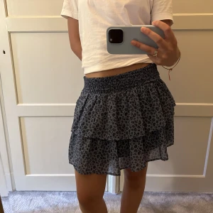 Kjol - Blå kjol med leopard mönster💙