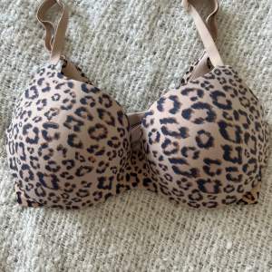 Leopardmönstrad BH från Victorias’s Secret i ett jätteskönt, mjukt material. Axelbanden går att justera ifall man vill ha de korsade istället för raka. 