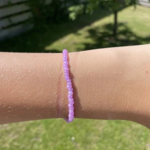 Pärlarmband  - Ett ljuslila pärlarmband i storlek s men finns också i fler storlekar om man vill ha, om den finns frågor är de bara att kontakta oss!💕💗
