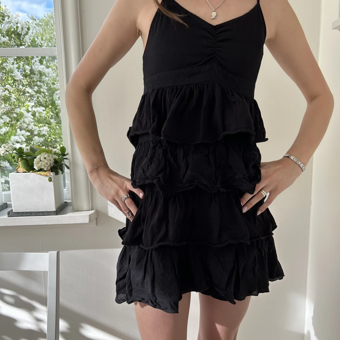 Svart volangklänning mini - 90