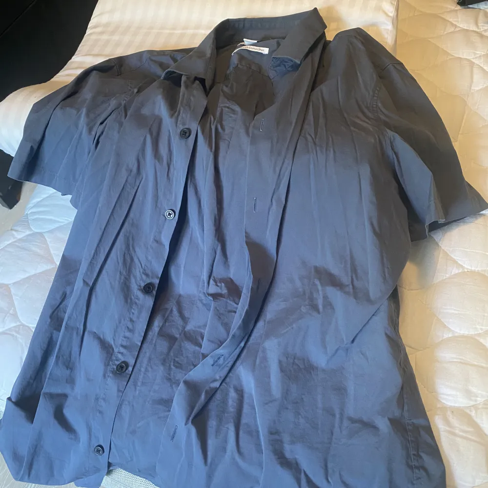 Snygg calvin klein kortärmad skjorta perfekt till sommaren. Fin blå färg storlek M 💗. Skjortor.