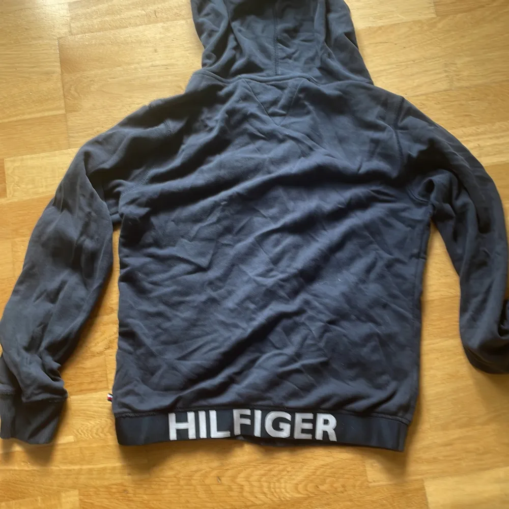 Hilfiger hoodie med zip i storlek 164 (S). Mörkblå med hilfiger märket på bröstet och Hilfiger står bak på tröjan. Om frågor skriv.. Tröjor & Koftor.