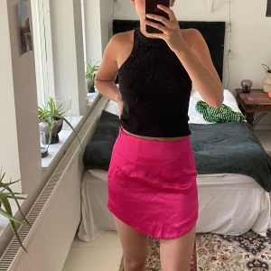 Rosa kjol  - Säljer min snygga rosa kjol då den kommit till användning för få gånger… Köparen står för frakten! Kram :-)