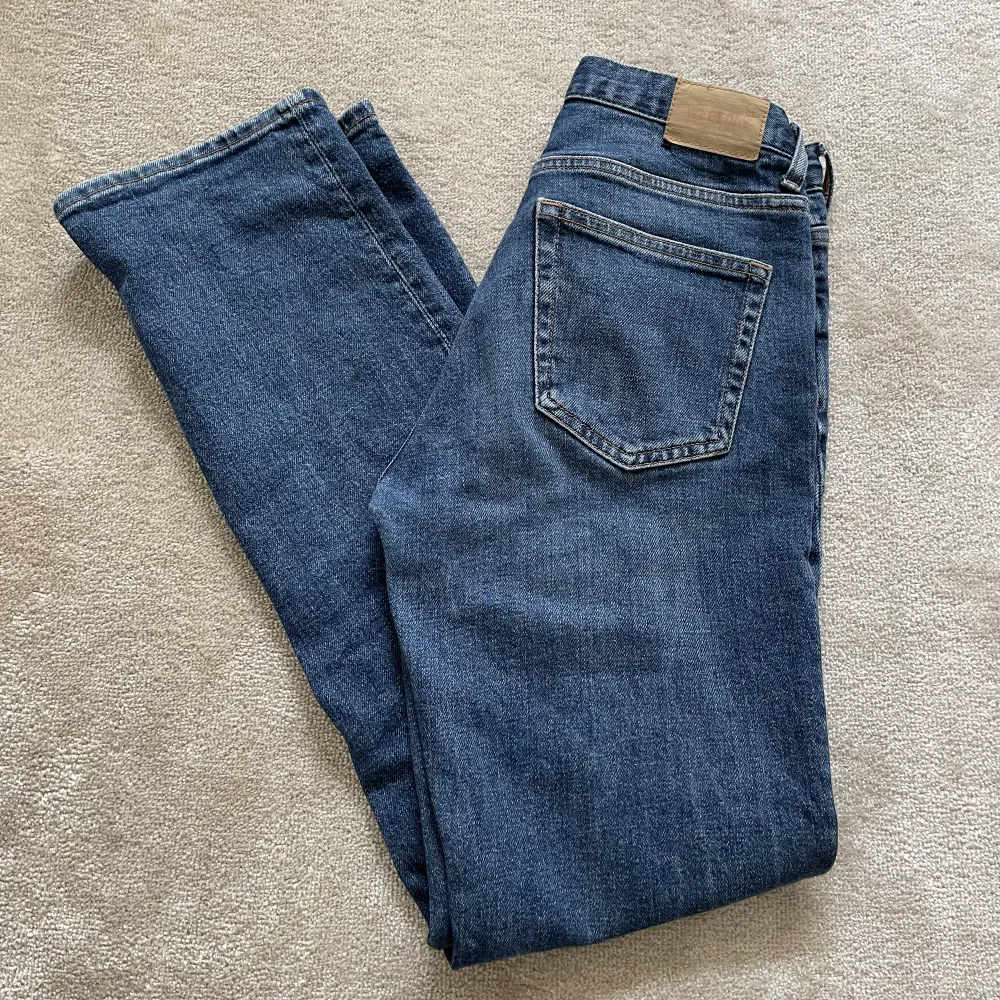 Säljer dessa jeans då de enligt mig tyvärr är lite för stora på mig. De är från weekday i modellen twig och i fint skick. Kan skicka fler bilder vid behov och köparen står för frakten. . Jeans & Byxor.