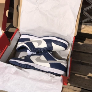 Dunk low midnight navy - Helt oanvända. Storlek 45, men funkar för den som har 44,5. StockXpris ca 1800