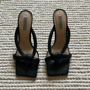 Sandaletter - Underbara sandaletter 👡 Inköpta för 600 kr förra året. Storlek : 38 Klackhöjd : 7 cm Skick : Använda vid ett tillfälle, inga defekter