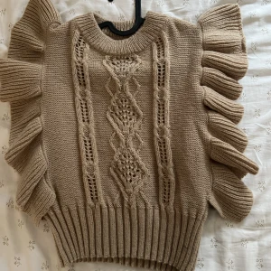 Stickad väst - Stickad väst från SHEIN, jättefint över en skjorta eller om man vill använda den precis som den är! 