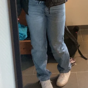 Low straight jeans  - Det är väll använda men fortfarande i bra sick. Pris går att diskutera vid snabb affär. 