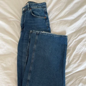Jeans från NA-KD - Helt nya jeans från NA-KD med prislapp kvar Säljer då de var för långa för mig, annars är de normala i storleken🤍 Nypris: 600kr