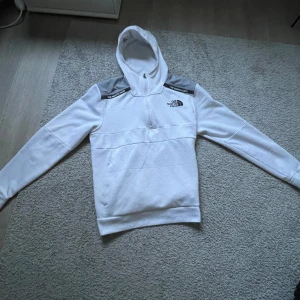 North face kofta  - Bra skick liten skada på axeln bara  Strlk M 