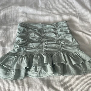 Mintgrön kjol - En jättefin mintgrön volangkjol från Zara i mycket bra skick 💚