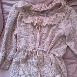 Zara blus  - Jätte snygg helt slutsåld zara topp! Storlek M och som nyskick Jätte fin och kan knytas i midjan 🌸