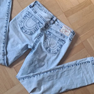 TRUE RELIGION BOOTCUT / STRAIGHT JEANS - True religion jeans, Jätte fint skick, knappt andvända, inga slittningar vid ben osv. sitter bootcut mid rise på mig!  Billie mid rise straigt 28  Pris kan diskuteras😊 