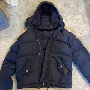 Ralph lauren puffer jacket! - Perfekta jackan till vinter! inga defekter perfekt skick. Skriv ifall ni har funderingar eller mer bilder! 