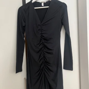 Svart klänning - Svart stilren klänning från H&M i storlek S Endast använd några gånger 