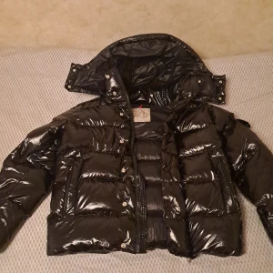 Moncler jacka - Skitsnygg jacka till vintern!! Använd fåtal gånger, storlek xs/s runt 160-170 lång för är väldigt liten på mig som är 180. Pris kan diskuteras!