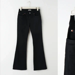 GinaTricot Lågmidjade Jeans - Säljer nu mina så fina lowwaist jeans från Gina då de börjar bli för små för mig. Jeansen är i storlek 34 och i bra skick.  Nypris 499kr säljes för 250kr. Pris kan diskuteras.