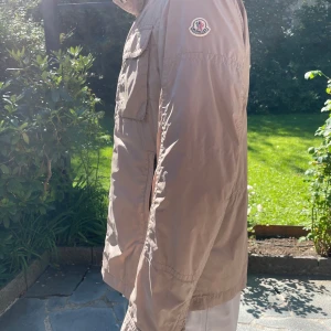 Moncler Jacka  - Strlk 5 / L  Schysst höst jacka från Moncler, bra pris  Cond 7/10