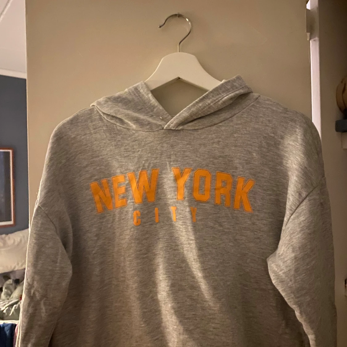 Grå hoodie från H&M med New York City-tryck - 90