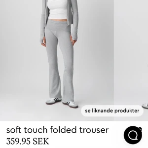 Grå mjuka byxor med utsvängda ben - populära yoga pants ifrån ginatricot. xxs men passar bra för mig som vanligtvis har xs-s💞