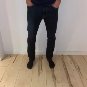 Hm jeans - Säljer nu dessa snygga Hm Jeans Mörkblå Bra skick Storlek 31/32