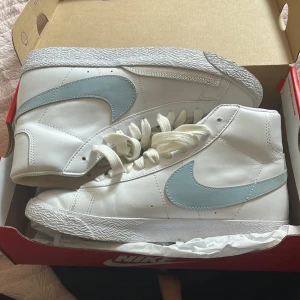 Nike skor - Storlek 36,5 Nike blazer mid Andänd endast ett par gånger (3-5) men i väldig bra skick!