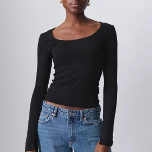 Soft touch jersey top - Säljer min tröja från Gina Tricot, tröjan har slits vid slutet av armen💕det är inte mina bilder utan bilder från Gina Tricots hemsida❗️