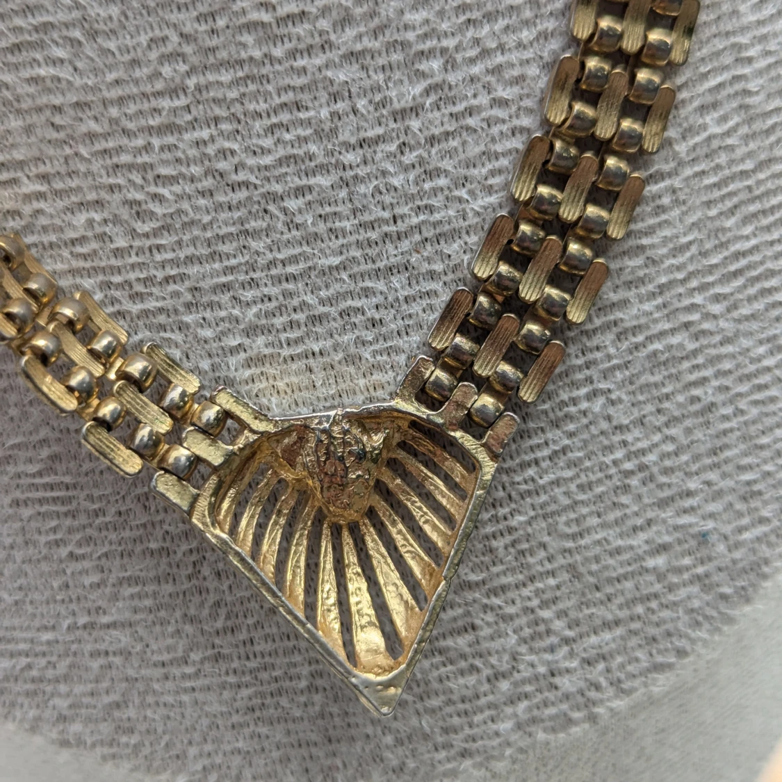 Guldigt halsband med kristalldetaljer - 93