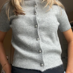 stickad t-shirt  - En jättefin stickad t-shirt från zara med lapp kvar!!💕