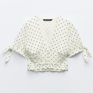 Prickig zara topp! - Super fin zara topp men tyvärr kommer den ej till användning. Aldrig använd och helt perfekt skick🙌🏻Slutsåld på hemsidan💗Skriv privat för frågor och bilder!