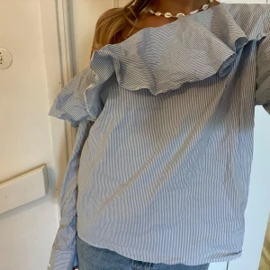 Blårandig oneshoulder blus🩵🤍 - Så himla snygg!🩵🩵