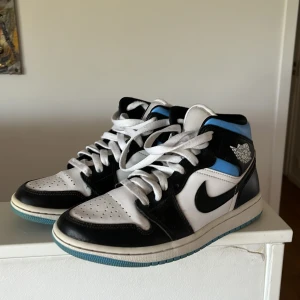 Jordans - Storlek 38, knappt använda, nypris 2899 kr. Köpta från KicksNStuff. Pris kan diskuteras. 