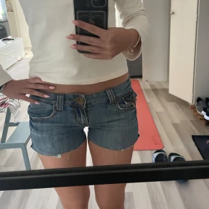 Vintage jeanshorts - Lågmidajde Jeanshorts vintage  Storlek w27 Jag är 168)) 