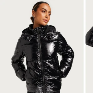 Vinter jacka - Svart vinterjacka som användes förra vintern men är i väldigt bra skick!!  Köpte den för 800kr