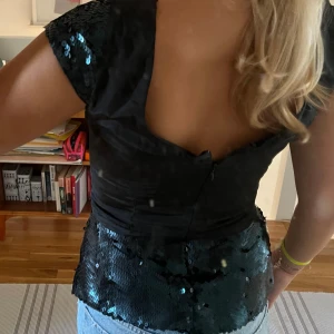 Grön volangtopp med paljetter💚💚 - Jättefin och passar bra till speciella tillfällen💚💚stl 34 men passar 36/38