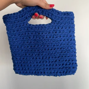 Virkad väska - Cobalt Blue - Handgjord väska virkad i slittåligt ekologiskt bomullsgarn.  Mått: 26x24 cm